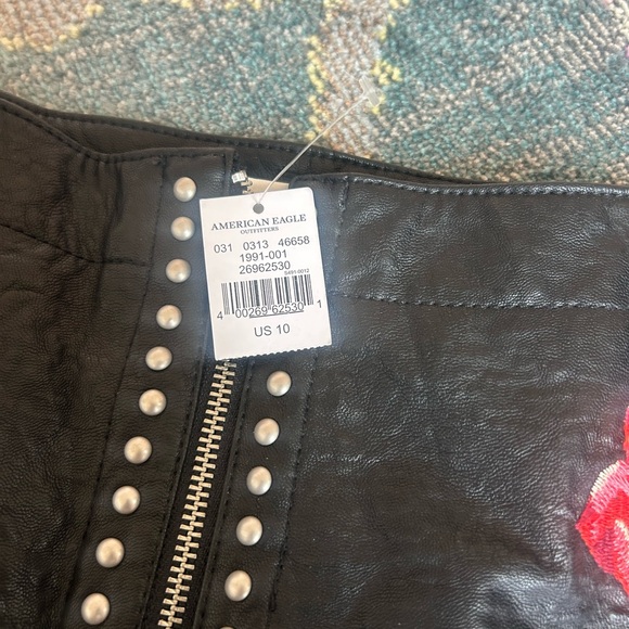 American Eagle black faux Leather Skirt with Red Floral Embroidery size 10 - Picture 4 of 6
